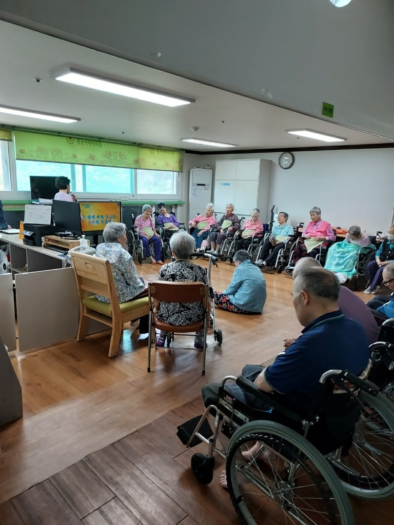 왕촌어버이의집 어르신들의 예배의 모습