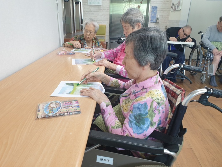 왕촌어버이집의 어르신들의 미술활동사진입니다.