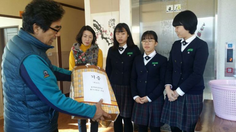 공주 북중학교 학생 목도리 후원의 따뜻한 손길